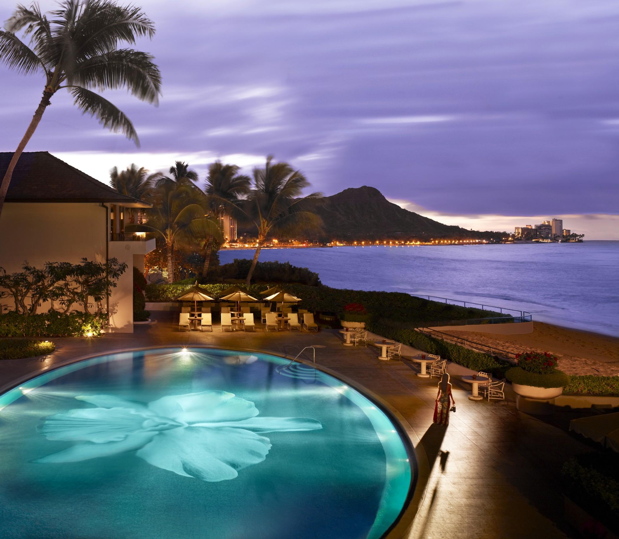 Halekulani - No Resort Fee Honolulu Exterior foto The Four Seasons Resort Maui at Beach with the West Maui Mountains in the background
